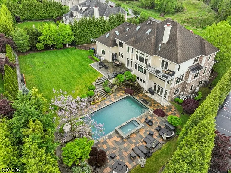14 Michelle Ln — Photo 3