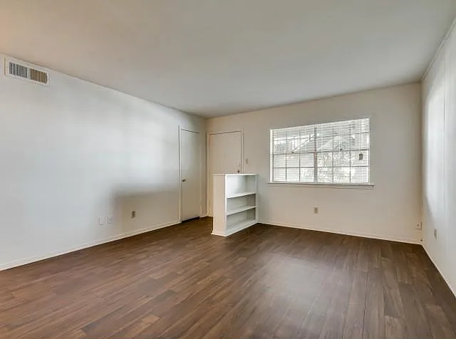 London Square Apartments — Photo 17