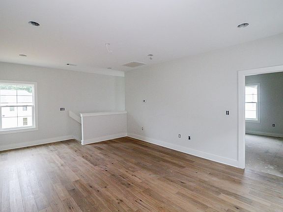 4th image of 105 Farm View Dr #304