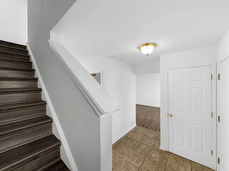 2403 Miriam Ave — Photo 5
