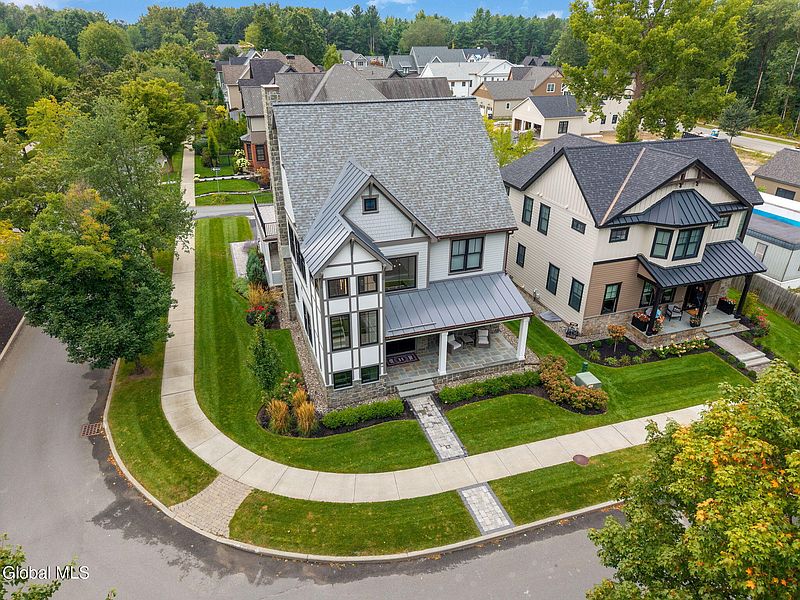 3rd image of 19 Aurora Avenue