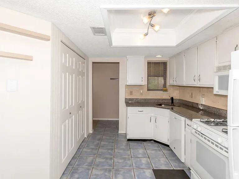 2106 Palmyra Dr SE — Photo 16