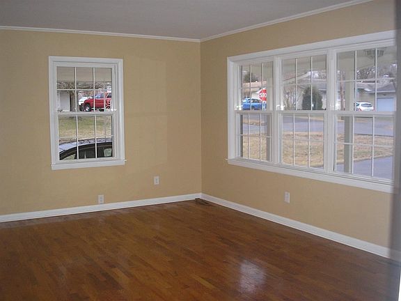 4th image of 115 E 20th St