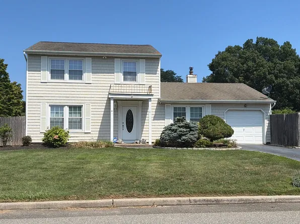 11 Shade Tree Ln, East Patchogue, NY 11772