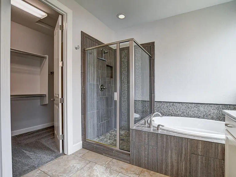 1499 Varsity Dr — Photo 17