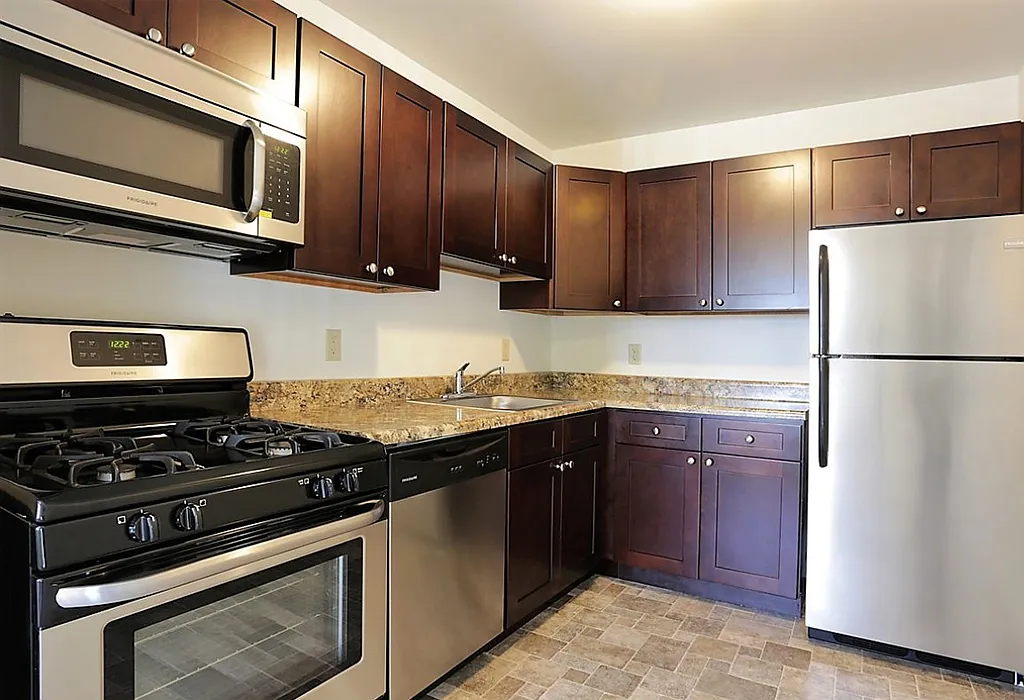 York Apartments — Photo 2