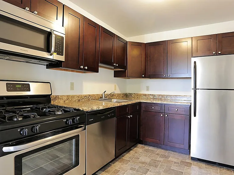 York Apartments — Photo 2
