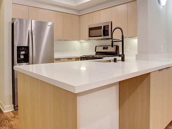4th image of 7661 Beverly Blvd #152