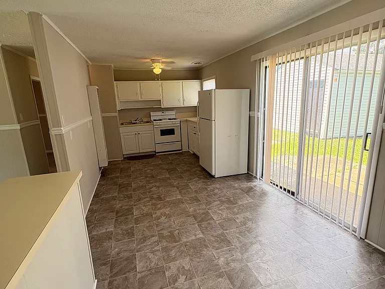 1821 Andrews Blvd — Photo 4