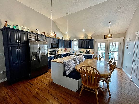 Kitchen w/ Eat in Dining