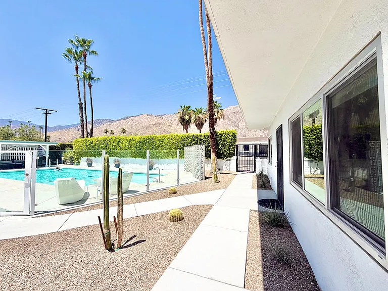 700 N Riverside Dr #2 — Photo 8