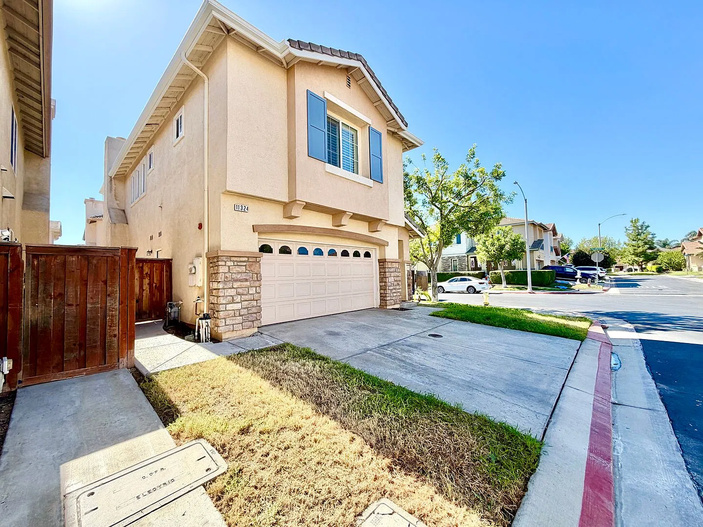 3 Bedroom Home with 2 Car Garage & Amenities — Photo 2