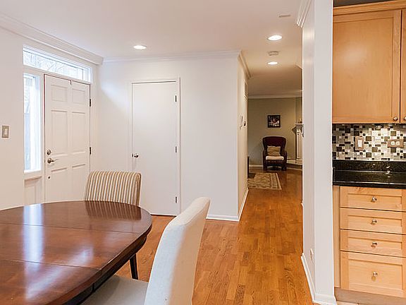 4th image of 1112 W Altgeld St #B