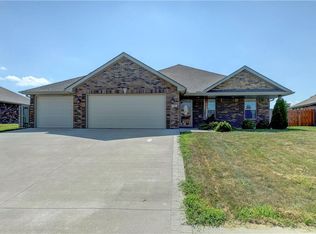 104 NW Lindsey Ln, Grain Valley, MO 64029