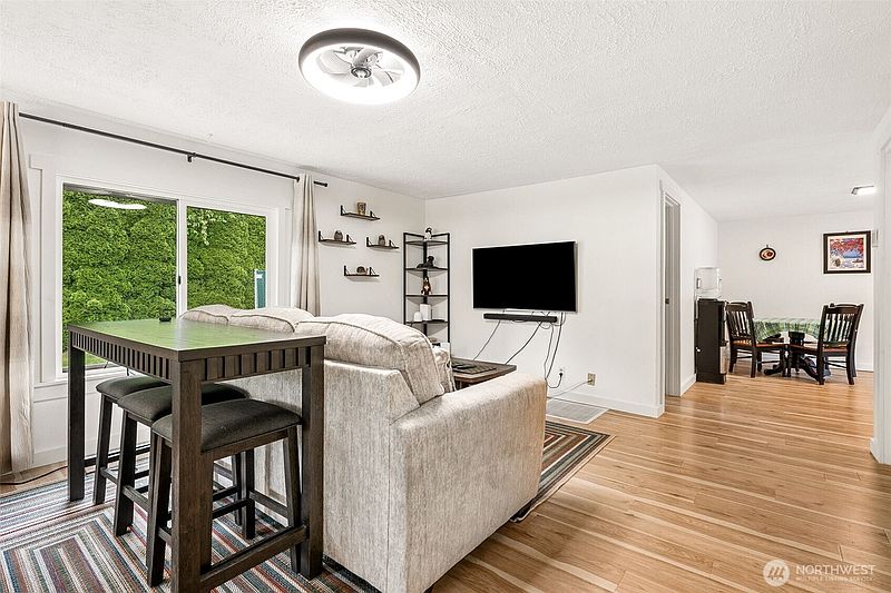 5th image of 220 E Beck Street