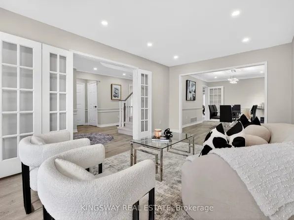 325 Salisbury Ln, Newmarket, ON L3Y 8A6