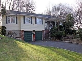 5 Egil Ct, Roslyn, NY 11576