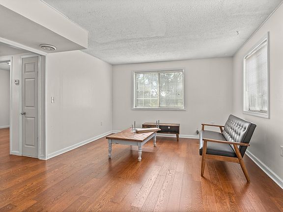 5th image of 44855 Grand River Ave APT 2B