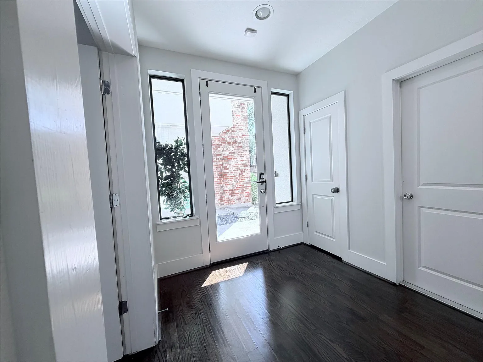 3 bed, 3.5 bath, 2378 sqft, $2,895 — Photo 4