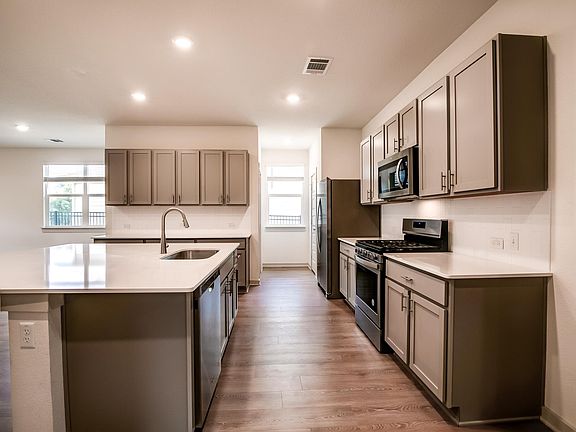 3rd image of 400 Florenz Ln