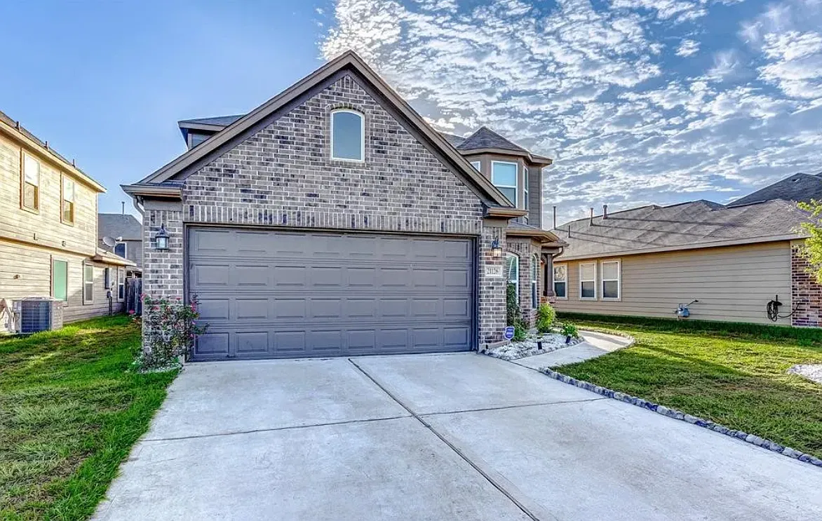 4 bed, 2.5 bath, 2306 sqft, $2,400 — Photo 2