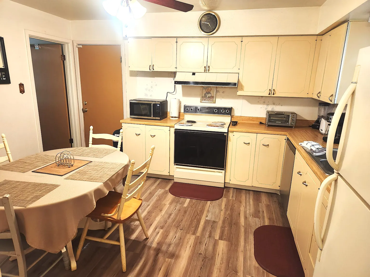 3 bed, $2,395 — Photo 2