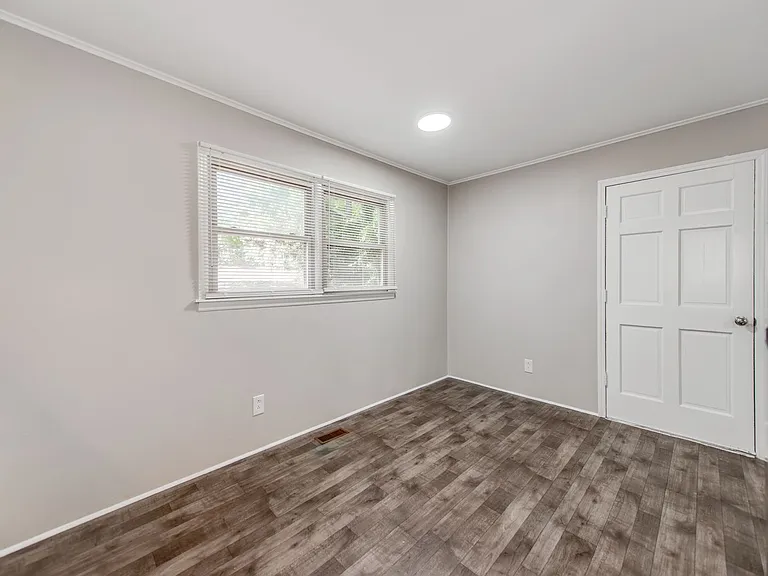 212 E Poplar St — Photo 9