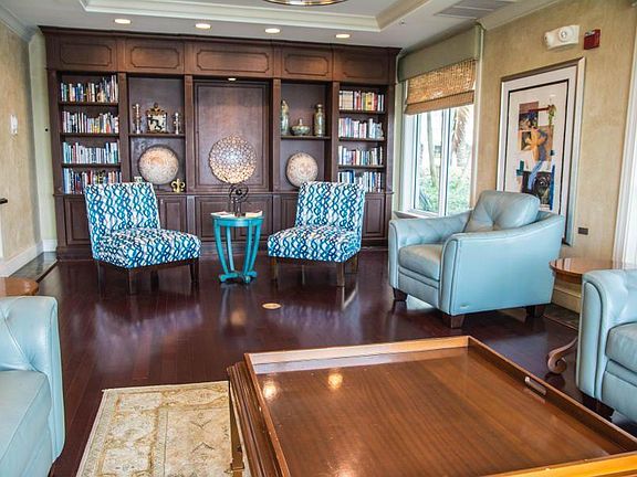 5th image of 806 E Windward Way