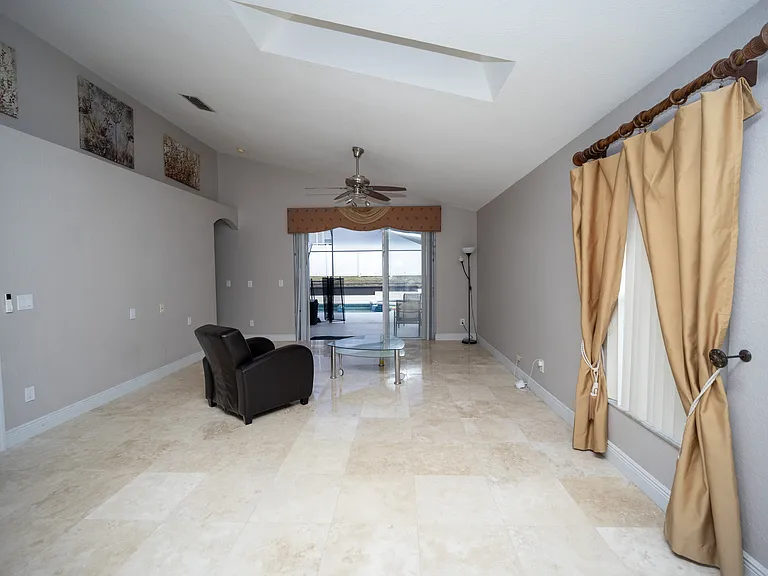 464 Gleneagles Dr — Photo 3