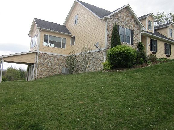 2nd image of 152 Blackberry Ln