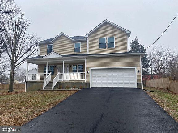 2nd image of 2550 43rd St
