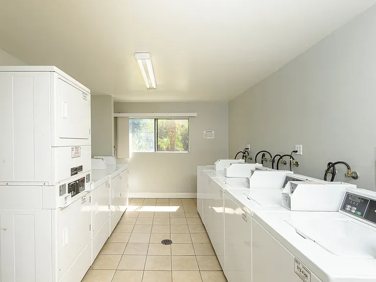 Hawthorne Apartments — Photo 8