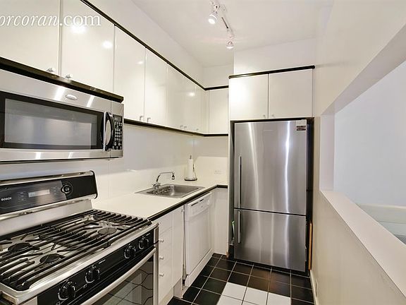 2nd image of 150-156 W 56th St APT 2804