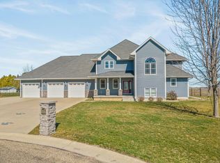 102 Country View Ct, Sumner, IA 50674