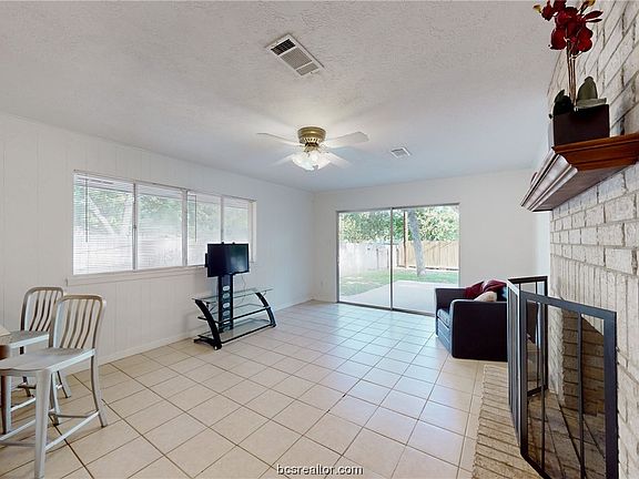 4th image of 2103 Vinewood Dr