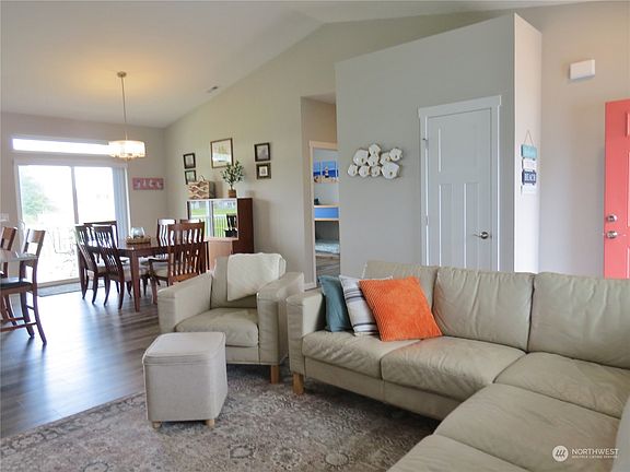 5th image of 557 Puffin Avenue NE