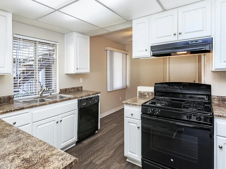 Carlyle Square Apartment Homes — Photo 45