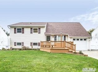 1020 N Putnam Ave, Lindenhurst, NY 11757