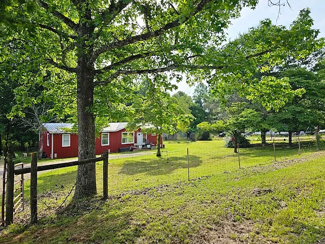 338 Bradley Dr — Photo 2