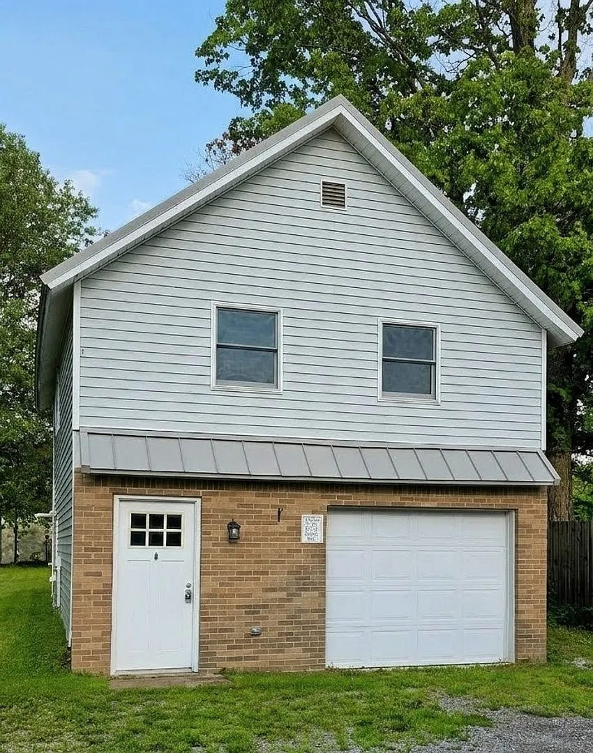 Excellent Updated One-Bedroom Apartment in West Valley Private Deck and Laundry! — Photo 2