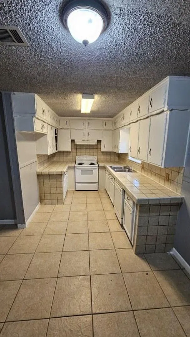 Single-Family Home Available! — Photo 4