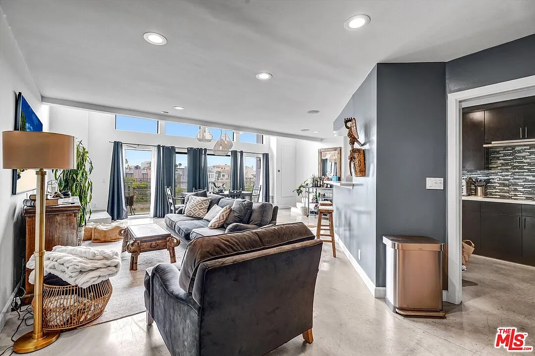 2 bed, 2.0 bath, 2085 sqft, $8,500 — Photo 4