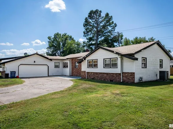 902 Fairlane Dr, Marion, IL 62959