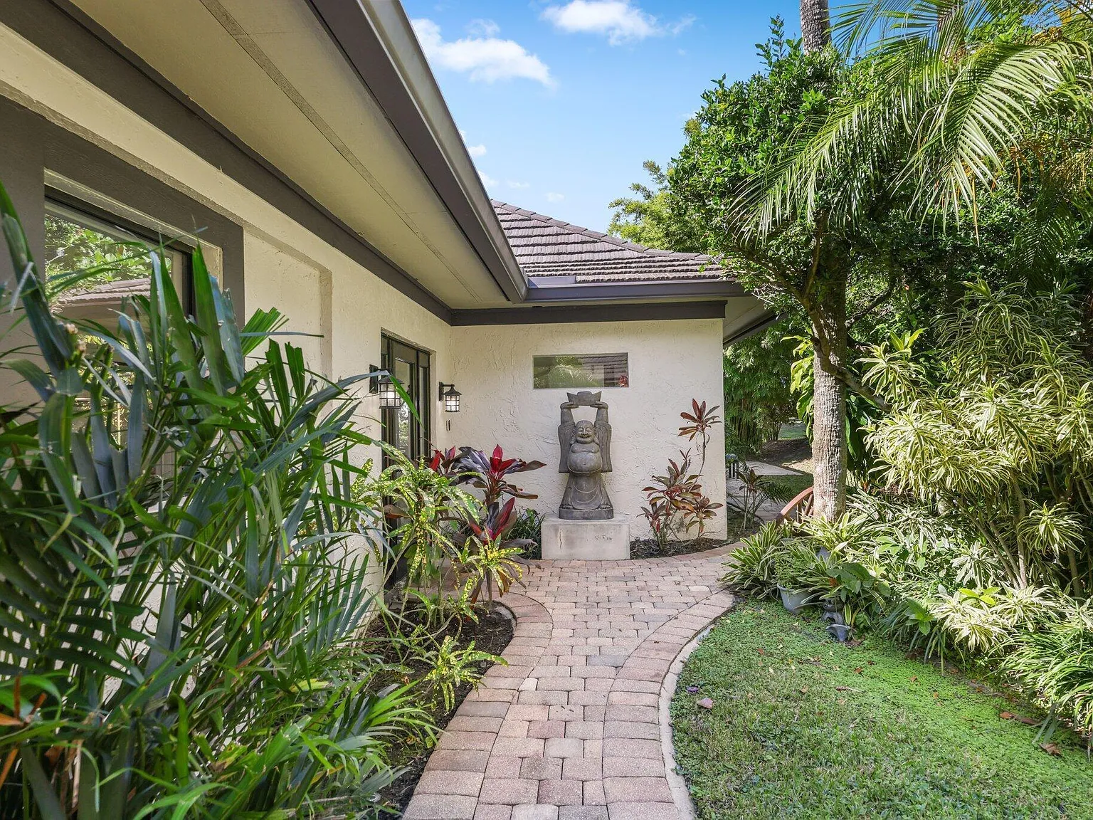 4 bed, 4.5 bath, 2400 sqft, $16,000 — Photo 4