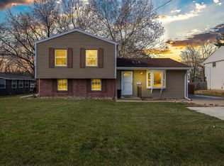 3904 Rolling Green Dr, Urbandale, IA 50322