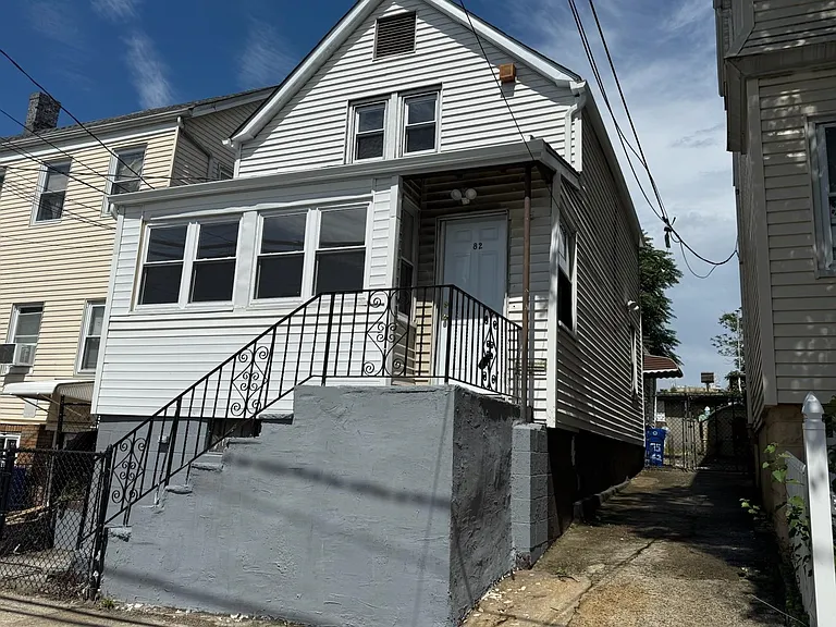82 McAdoo Ave — Photo 1