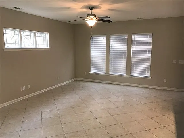 3 bed, 2.5 bath, 1986 sqft, $2,385 — Photo 4