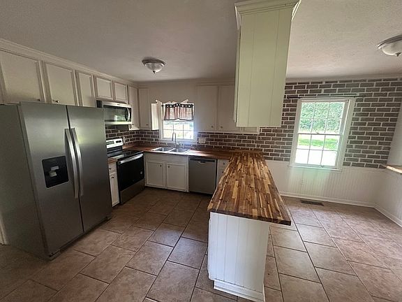 kitchen & breakfast area