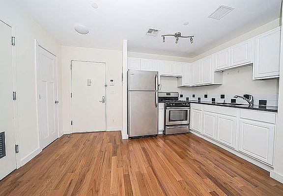 3rd image of 960 Willoughby Ave APT 4G