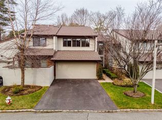 5 Club Dr N, Jericho, NY 11753